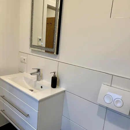 Nnn - Nigelnagelneu Целле